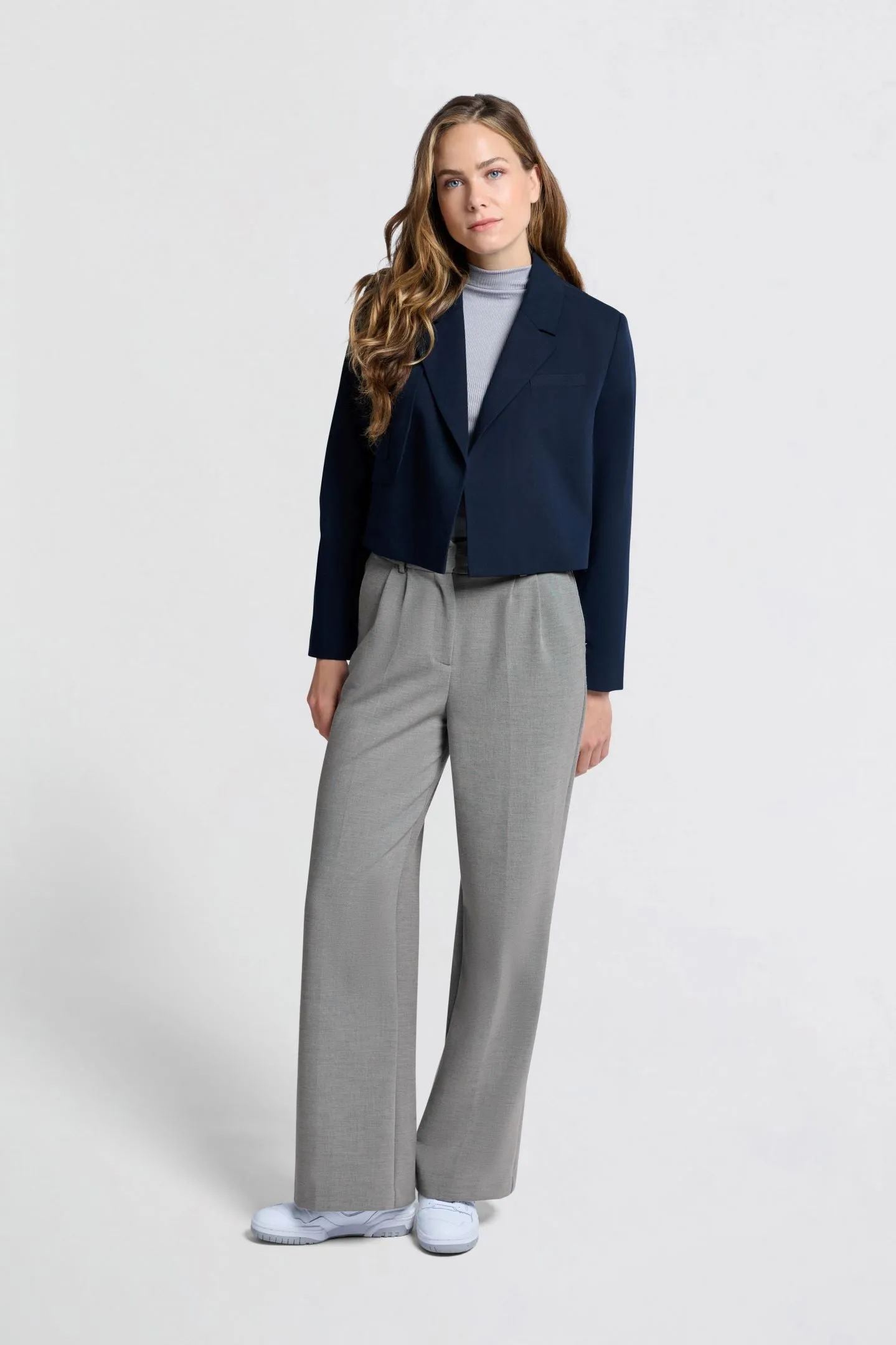Woven trousers with wide legs, pockets and pleat details