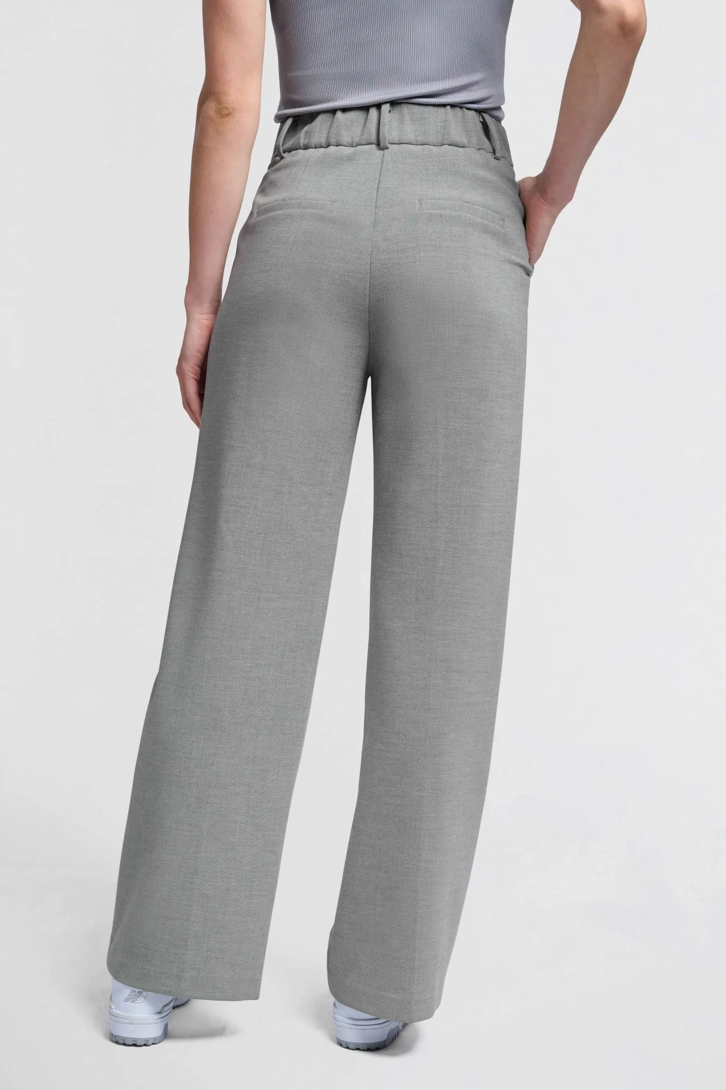 Woven trousers with wide legs, pockets and pleat details