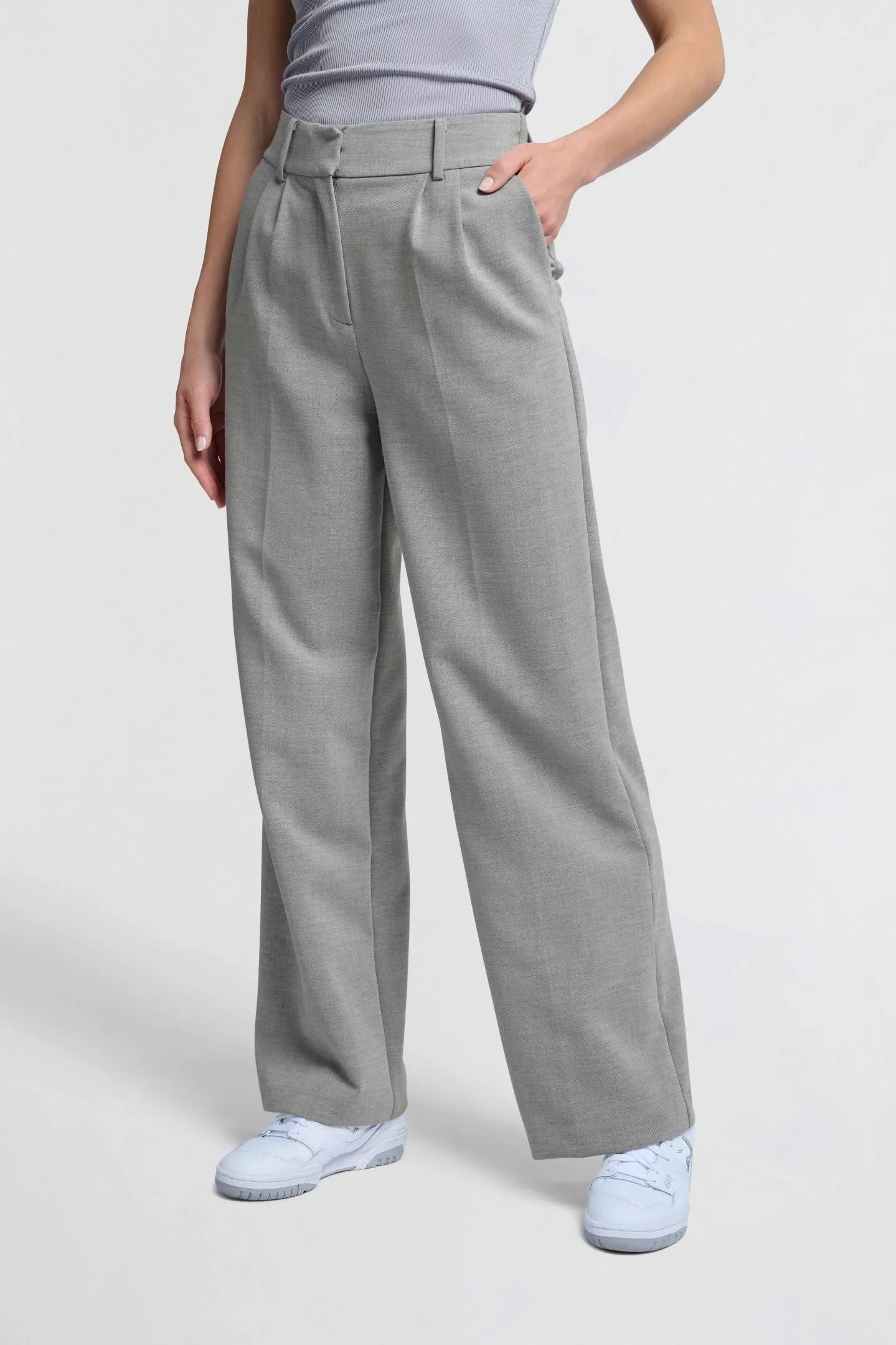 Woven trousers with wide legs, pockets and pleat details