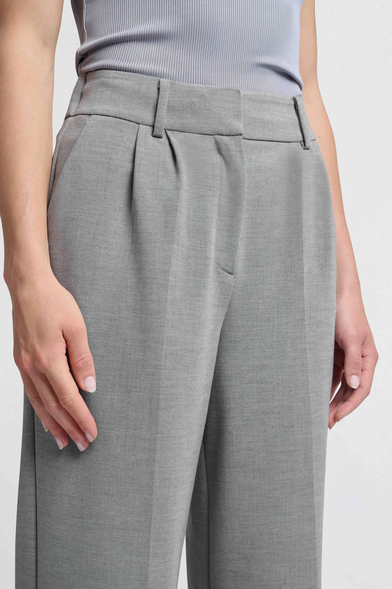 Woven trousers with wide legs, pockets and pleat details